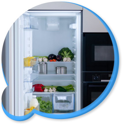 Мастер ремонтирует холодильник